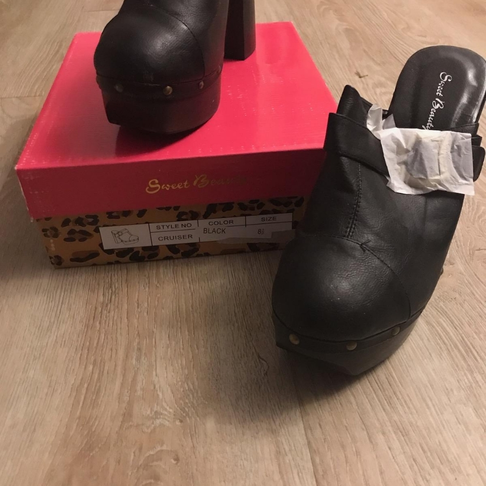 Sweet beauty clogs in black. NEW , size 8 1/2